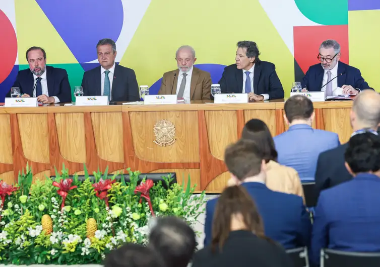 Marcelo Camargo/Agência Brasil Brasília (DF), 12/03/2026 - Da esquerda para direita - Os ministros de Minas e Energia, Alexandre Silveira, e da Casa Civil, Rui Costa, o Presidente da República, Luiz Inácio Lula da Silva, o ministro da Fazenda, Fernando Haddad, e o secretário-executivo do Ministério do Desenvolvimento, Indústria e Comércio Exterior, Márcio Elias Rosa durante entrevista coletiva sobre medidas para reduzir o impacto da oscilação do preço internacional do petróleo sobre o diesel no Brasil. Foto: Marcelo Camargo/Agência Brasil