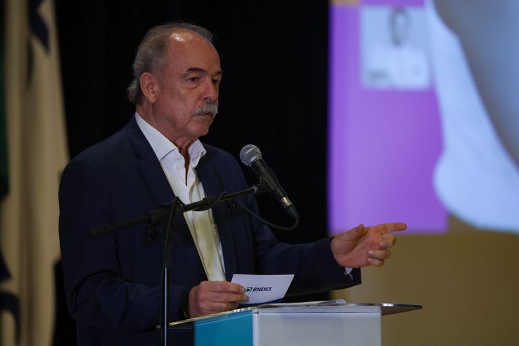 Rio de Janeiro (RJ), 12/03/2026 – O presidente do Banco Nacional de Desenvolvimento Econômico e Social (BNDES), Aloizio Mercadante durante anúncio de apoio a ações de proteção às mulheres e empreendedorismo feminino na sede do banco, no centro do Rio de Janeiro. Foto: Tomaz Silva/Agência Brasil